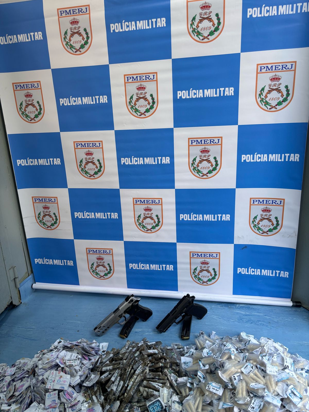 18º BPM prendeu dois traficantes e apreendeu armas e drogas na Comunidade dos Teixeiras